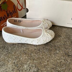 NIB SO Size 2 PENSACOLA
White lace flats